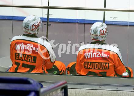 Eishockey Bundesliga. EC IDM Waermepumpen VSV gegen Moser Medical Graz99ers.   Strafbank. Manuel Ganahl, Lukas Haudum.  (Graz). Villach, am 17.10..2025.
Foto: Kuess
www.qspictures.net
---
pressefotos, pressefotografie, kuess, qs, qspictures, sport, bild, bilder, bilddatenbank