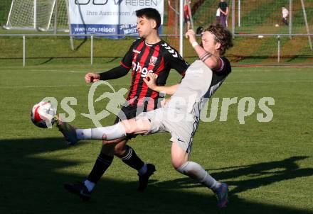 Fussball 1. Klasse West. Admira Villach gegen Oberlienz. Denny Music   (Admira,  Josef Buergler  (Oberlienz). Villach, am 18.10.2025.
Foto: Kuess
www.qspictures.net
---
pressefotos, pressefotografie, kuess, qs, qspictures, sport, bild, bilder, bilddatenbank