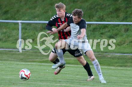 Fussball 1. Klasse West. Admira Villach gegen Oberlienz. Fabian Pinter  (Admira),  Julian Gomig (Oberlienz). Villach, am 18.10.2025.
Foto: Kuess
www.qspictures.net
---
pressefotos, pressefotografie, kuess, qs, qspictures, sport, bild, bilder, bilddatenbank