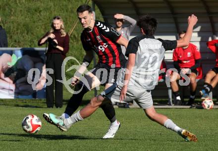Fussball 1. Klasse West. Admira Villach gegen Oberlienz. Ermin Softic  (Admira, Simon Lobenwein  (Oberlienz). Villach, am 18.10.2025.
Foto: Kuess
www.qspictures.net
---
pressefotos, pressefotografie, kuess, qs, qspictures, sport, bild, bilder, bilddatenbank