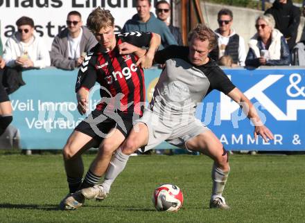 Fussball 1. Klasse West. Admira Villach gegen Oberlienz. Julian Pinter  (Admira, Niklas Oberhauser   (Oberlienz). Villach, am 18.10.2025.
Foto: Kuess
www.qspictures.net
---
pressefotos, pressefotografie, kuess, qs, qspictures, sport, bild, bilder, bilddatenbank