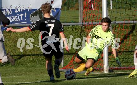 Fussball 1. Klasse West. Admira Villach gegen Oberlienz.    Julian Pinter (Admira), Felix Pramstaller   (Oberlienz). Villach, am 18.10.2025.
Foto: Kuess
www.qspictures.net
---
pressefotos, pressefotografie, kuess, qs, qspictures, sport, bild, bilder, bilddatenbank