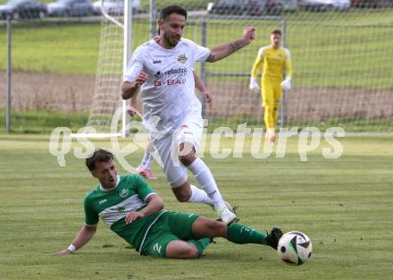 Fussball. Kaerntner Liga. Koettmannsdorf gegen Donau. Christopher Sallinger  (Koettmannsdorf),  Matthew Lisborg  (Donau).  Koettmannsdorf, 19.10.2025.
Foto: Kuess
www.qspictures.net
---
pressefotos, pressefotografie, kuess, qs, qspictures, sport, bild, bilder, bilddatenbank