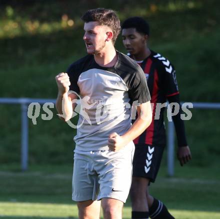 Fussball 1. Klasse West. Admira Villach gegen Oberlienz.  Torjubel Elias Ebner  (Oberlienz). Villach, am 18.10.2025.
Foto: Kuess
www.qspictures.net
---
pressefotos, pressefotografie, kuess, qs, qspictures, sport, bild, bilder, bilddatenbank