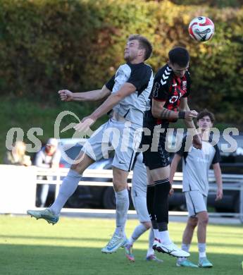 Fussball 1. Klasse West. Admira Villach gegen Oberlienz. Ermin Softic   (Admira),  Julian Gomig  (Oberlienz). Villach, am 18.10.2025.
Foto: Kuess
www.qspictures.net
---
pressefotos, pressefotografie, kuess, qs, qspictures, sport, bild, bilder, bilddatenbank
