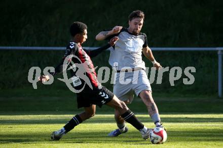 Fussball 1. Klasse West. Admira Villach gegen Oberlienz.  Omar Hamzi  (Admira,  Florian Brunner  (Oberlienz). Villach, am 18.10.2025.
Foto: Kuess
www.qspictures.net
---
pressefotos, pressefotografie, kuess, qs, qspictures, sport, bild, bilder, bilddatenbank