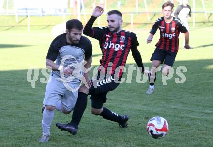 Fussball 1. Klasse West. Admira Villach gegen Oberlienz.  Christoph Puschnig  (Admira),  Luis Henrique Oliveira de Almeida  (Oberlienz). Villach, am 18.10.2025.
Foto: Kuess
www.qspictures.net
---
pressefotos, pressefotografie, kuess, qs, qspictures, sport, bild, bilder, bilddatenbank