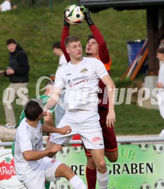 Fussball. Kaerntner Liga. Koettmannsdorf gegen Donau.  Alex Ristic (Koettmannsdorf),  David Armin Holzer   (Donau).  Koettmannsdorf, 19.10.2025.
Foto: Kuess
www.qspictures.net
---
pressefotos, pressefotografie, kuess, qs, qspictures, sport, bild, bilder, bilddatenbank
