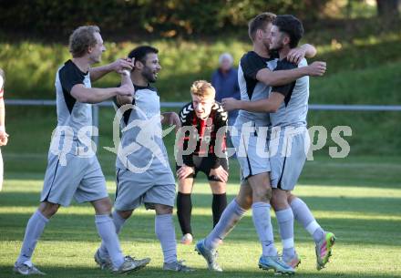 Fussball 1. Klasse West. Admira Villach gegen Oberlienz.  Torjubel Elias Ebner  (Oberlienz). Villach, am 18.10.2025.
Foto: Kuess
www.qspictures.net
---
pressefotos, pressefotografie, kuess, qs, qspictures, sport, bild, bilder, bilddatenbank