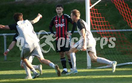 Fussball 1. Klasse West. Admira Villach gegen Oberlienz.    Torjubel Julian Gomig   (Oberlienz). Villach, am 18.10.2025.
Foto: Kuess
www.qspictures.net
---
pressefotos, pressefotografie, kuess, qs, qspictures, sport, bild, bilder, bilddatenbank