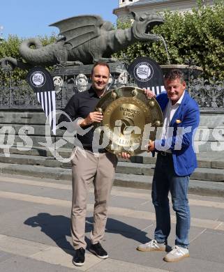 Fussball Bundesliga. Promotion Tour SK Sturm Graz.  Thomas Tebbich (Geschaeftsfuehrer Wirtschaft), Buergermeister Christian Scheider. Klagenfurt, am 18.8.2025.
Foto. Kuess
www.qspictures.net
---
pressefotos, pressefotografie, kuess, qs, qspictures, sport, bild, bilder, bilddatenbank