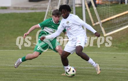 Fussball. Kaerntner Liga. Koettmannsdorf gegen Donau. Confidence Ebeigbe Osawe  (Koettmannsdorf),  Andre Hubert Schmedler    (Donau).  Koettmannsdorf, 19.10.2025.
Foto: Kuess
www.qspictures.net
---
pressefotos, pressefotografie, kuess, qs, qspictures, sport, bild, bilder, bilddatenbank