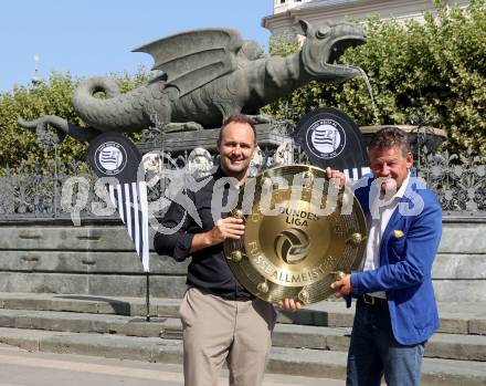 Fussball Bundesliga. Promotion Tour SK Sturm Graz.  Thomas Tebbich (Geschaeftsfuehrer Wirtschaft), Buergermeister Christian Scheider.  Klagenfurt, am 18.8.2025.
Foto. Kuess
www.qspictures.net
---
pressefotos, pressefotografie, kuess, qs, qspictures, sport, bild, bilder, bilddatenbank