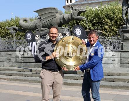 Fussball Bundesliga. Promotion Tour SK Sturm Graz.  Thomas Tebbich (Geschaeftsfuehrer Wirtschaft), Buergermeister Christian Scheider.  Klagenfurt, am 18.8.2025.
Foto. Kuess
www.qspictures.net
---
pressefotos, pressefotografie, kuess, qs, qspictures, sport, bild, bilder, bilddatenbank