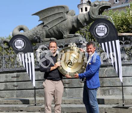 Fussball Bundesliga. Promotion Tour SK Sturm Graz.  Thomas Tebbich (Geschaeftsfuehrer Wirtschaft), Buergermeister Christian Scheider.  Klagenfurt, am 18.8.2025.
Foto. Kuess
www.qspictures.net
---
pressefotos, pressefotografie, kuess, qs, qspictures, sport, bild, bilder, bilddatenbank