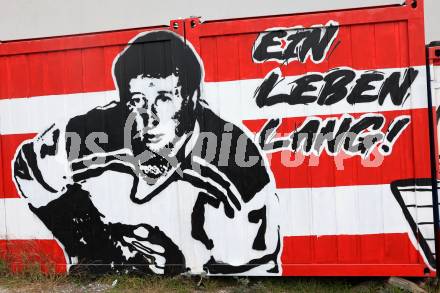 Eishockey Bundesliga. EC KAC.   Container. Graffiti. Ein Leben lang. Sepp Puschnig. . Klagenfurt, am 21.10..2025.
Foto: Kuess
www.qspictures.net
---
pressefotos, pressefotografie, kuess, qs, qspictures, sport, bild, bilder, bilddatenbank