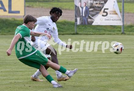 Fussball. Kaerntner Liga. Koettmannsdorf gegen Donau. Confidence Eboigbe Osawe  (Koettmannsdorf), Andre Hubert Schmedler    (Donau).  Koettmannsdorf, 19.10.2025.
Foto: Kuess
www.qspictures.net
---
pressefotos, pressefotografie, kuess, qs, qspictures, sport, bild, bilder, bilddatenbank