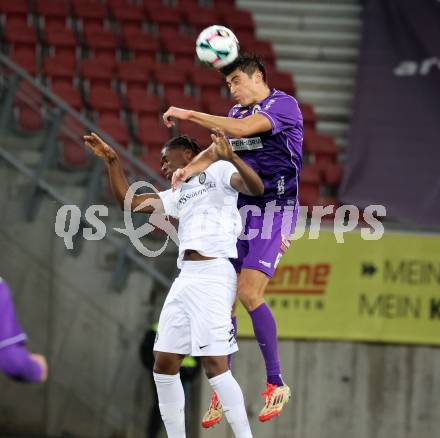 Fussball 2. Liga. SK Austria Klagenfurt gegen SK Sturm Graz II.  Aiden Liu  (Klagenfurt),  Richmond Osazemen Osayantin  (Graz).  Klagenfurt, 24.10..2025.
Foto: Kuess
www.qspictures.net
---
pressefotos, pressefotografie, kuess, qs, qspictures, sport, bild, bilder, bilddatenbank