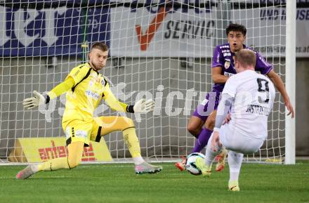 Fussball 2. Liga. SK Austria Klagenfurt gegen SK Sturm Graz II.  Adnan Kanuric, Aiden Liu  (Klagenfurt),   Dennis Jastrzembski (Graz).  Klagenfurt, 24.10..2025.
Foto: Kuess
www.qspictures.net
---
pressefotos, pressefotografie, kuess, qs, qspictures, sport, bild, bilder, bilddatenbank