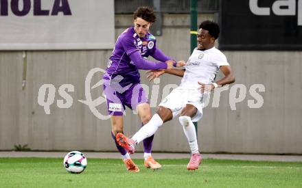 Fussball 2. Liga. SK Austria Klagenfurt gegen SK Sturm Graz II.   Elias Jandrisevits (Klagenfurt),  Youba Moulaye Koita  (Graz).  Klagenfurt, 24.10..2025.
Foto: Kuess
www.qspictures.net
---
pressefotos, pressefotografie, kuess, qs, qspictures, sport, bild, bilder, bilddatenbank