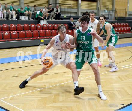 Basketball 2. Liga 2025/2026. Grunddurchgang 4. Runde.  KOS Celovec gegen Basketball Klub Rapid Wien.  Samuel Seher (KOS),  Vito Meier (Wien). Klagenfurt, am 25.10.2025.
Foto: Kuess
---
pressefotos, pressefotografie, kuess, qs, qspictures, sport, bild, bilder, bilddatenbank