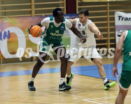 Basketball 2. Liga 2025/2026. Grunddurchgang 4. Runde.  KOS Celovec gegen Basketball Klub Rapid Wien.  Adrian Babic (KOS),  Kingsley Fobi (Wien). Klagenfurt, am 25.10.2025.
Foto: Kuess
---
pressefotos, pressefotografie, kuess, qs, qspictures, sport, bild, bilder, bilddatenbank