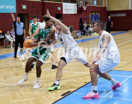 Basketball 2. Liga 2025/2026. Grunddurchgang 4. Runde.  KOS Celovec gegen Basketball Klub Rapid Wien.  Adrian Babic(KOS), Lysander Gmeiner  (Wien). Klagenfurt, am 25.10.2025.
Foto: Kuess
---
pressefotos, pressefotografie, kuess, qs, qspictures, sport, bild, bilder, bilddatenbank