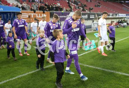 Fussball 2. Liga. SK Austria Klagenfurt gegen SK Sturm Graz II. Gewalt ist kein Spiel. Bartol Barisic, Nik Marinsek (Klagenfurt).  Klagenfurt, 24.10..2025.
Foto: Kuess
www.qspictures.net
---
pressefotos, pressefotografie, kuess, qs, qspictures, sport, bild, bilder, bilddatenbank