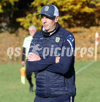 Fussball. 1. Klasse Mitte. Strassburg gegen Afritz    Trainer Robert Samonig    (Afritz).  Strassburg, 25.10.2025.
Foto: Kuess
www.qspictures.net
---
pressefotos, pressefotografie, kuess, qs, qspictures, sport, bild, bilder, bilddatenbank