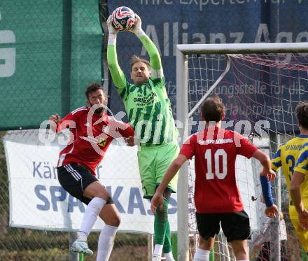 Fussball. 1. Klasse Mitte. Strassburg gegen Afritz.  Patrick Gailer  (Afritz).  Strassburg, 25.10.2025.
Foto: Kuess
www.qspictures.net
---
pressefotos, pressefotografie, kuess, qs, qspictures, sport, bild, bilder, bilddatenbank