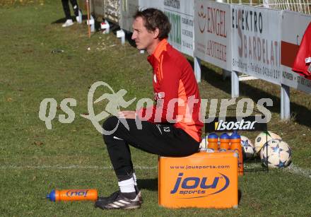 Fussball. 1. Klasse Mitte. Strassburg gegen Afritz.   Trainer Daniel Schorn  (Strassburg).  Strassburg, 25.10.2025.
Foto: Kuess
www.qspictures.net
---
pressefotos, pressefotografie, kuess, qs, qspictures, sport, bild, bilder, bilddatenbank