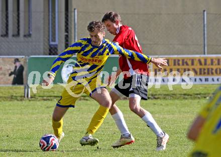 Fussball. 1. Klasse Mitte. Strassburg gegen Afritz   Jakob Reinhard Wallner  (Strassburg),   Sandro Pascal Moser  (Afritz).  Strassburg, 25.10.2025.
Foto: Kuess
www.qspictures.net
---
pressefotos, pressefotografie, kuess, qs, qspictures, sport, bild, bilder, bilddatenbank
