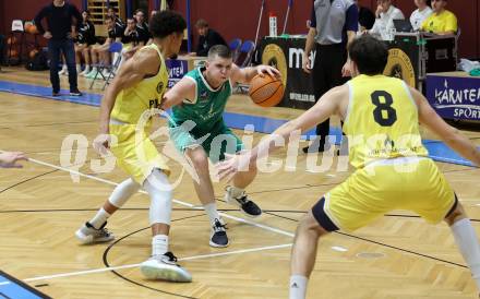 Basketball 2. Liga 2025/2026. Grunddurchgang 5. Runde.  Woerthersee Piraten gegen KOS Celovec.  Marcus Holyfield (Piraten),  Jernej Andolsek Heine  (KOS). Klagenfurt, am 1.11.2025.
Foto: Kuess
---
pressefotos, pressefotografie, kuess, qs, qspictures, sport, bild, bilder, bilddatenbank