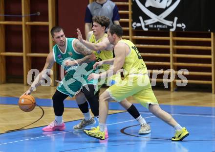 Basketball 2. Liga 2025/2026. Grunddurchgang 5. Runde.  Woerthersee Piraten gegen KOS Celovec.  Jan-Arne Apschner, Lukas Simoner (Piraten),  Nikolas Susa (KOS). Klagenfurt, am 1.11.2025.
Foto: Kuess
---
pressefotos, pressefotografie, kuess, qs, qspictures, sport, bild, bilder, bilddatenbank