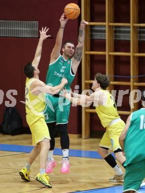 Basketball 2. Liga 2025/2026. Grunddurchgang 5. Runde.  Woerthersee Piraten gegen KOS Celovec.  Jan-Arne Apschner, Lukas Simoner (Piraten),  Nikolas Susa (KOS). Klagenfurt, am 1.11.2025.
Foto: Kuess
---
pressefotos, pressefotografie, kuess, qs, qspictures, sport, bild, bilder, bilddatenbank