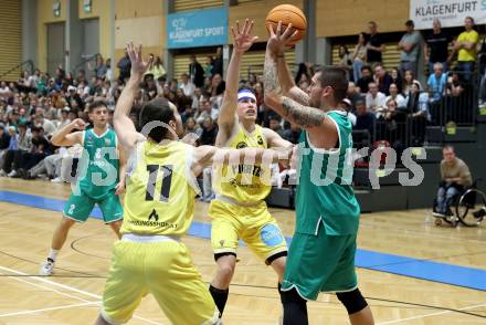Basketball 2. Liga 2025/2026. Grunddurchgang 5. Runde.  Woerthersee Piraten gegen KOS Celovec.  Lukas Simoner, Andreas Nuck (Piraten),  Nikolas Susa (KOS). Klagenfurt, am 1.11.2025.
Foto: Kuess
---
pressefotos, pressefotografie, kuess, qs, qspictures, sport, bild, bilder, bilddatenbank