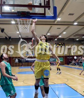 Basketball 2. Liga 2025/2026. Grunddurchgang 5. Runde.  Woerthersee Piraten gegen KOS Celovec. Lukas Simoner  (Piraten),   Veljko Dena (KOS). Klagenfurt, am 1.11.2025.
Foto: Kuess
---
pressefotos, pressefotografie, kuess, qs, qspictures, sport, bild, bilder, bilddatenbank