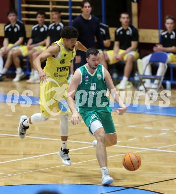 Basketball 2. Liga 2025/2026. Grunddurchgang 5. Runde.  Woerthersee Piraten gegen KOS Celovec.  Marcus Holyfield (Piraten),  Veljko Dena (KOS). Klagenfurt, am 1.11.2025.
Foto: Kuess
---
pressefotos, pressefotografie, kuess, qs, qspictures, sport, bild, bilder, bilddatenbank