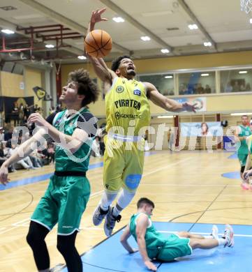 Basketball 2. Liga 2025/2026. Grunddurchgang 5. Runde.  Woerthersee Piraten gegen KOS Celovec.  Marcus Holyfield (Piraten),  Simon Siencnik (KOS). Klagenfurt, am 1.11.2025.
Foto: Kuess
---
pressefotos, pressefotografie, kuess, qs, qspictures, sport, bild, bilder, bilddatenbank