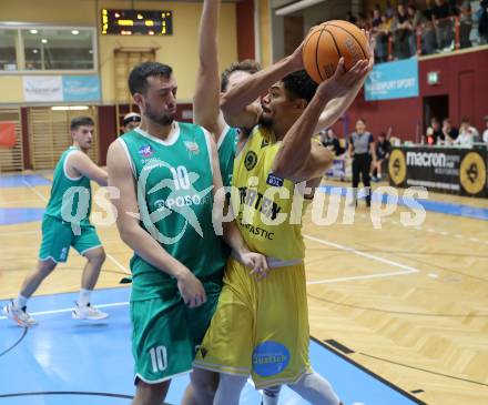 Basketball 2. Liga 2025/2026. Grunddurchgang 5. Runde.  Woerthersee Piraten gegen KOS Celovec.  Marcus Holyfield (Piraten), Veljko Dena  (KOS). Klagenfurt, am 1.11.2025.
Foto: Kuess
---
pressefotos, pressefotografie, kuess, qs, qspictures, sport, bild, bilder, bilddatenbank
