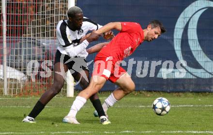 Fussball. Kaerntner Liga. KAC1909 gegen Spittal. Mihret Topcagic  (KAC), Mohamadou Cassama  (Spittal).  Klagenfurt, am 2.11.2025.
Foto: Kuess
www.qspictures.net
---
pressefotos, pressefotografie, kuess, qs, qspictures, sport, bild, bilder, bilddatenbank