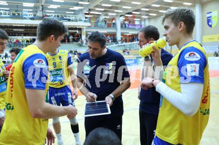 Volleyball Bundesliga. AVL. Austrian Volleyball League.   (Aich/Dob) gegen Waldviertel. Zigurds Janis Licis, Trainer Matjaz Hafner, Jiri Srb    (Aich/Dob). Bleiburg, am 5.11.2025.
Foto: Kuess
www.qspictures.net
---
pressefotos, pressefotografie, kuess, qs, qspictures, sport, bild, bilder, bilddatenbank