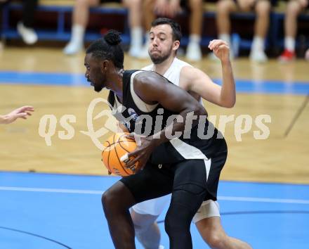 Basketball 2. Liga 2025/2026. Grunddurchgang 6. Runde.  KOS Celovec gegen Raiders Tirol.   Veljko Dena (KOS),  Mansata Cisse (Tirol). Klagenfurt, am 8.11.2025.
Foto: Kuess
---
pressefotos, pressefotografie, kuess, qs, qspictures, sport, bild, bilder, bilddatenbank