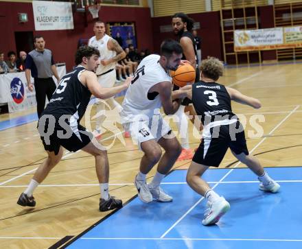 Basketball 2. Liga 2025/2026. Grunddurchgang 6. Runde.  KOS Celovec gegen Raiders Tirol.   Marin Sliskovic (KOS),  Rico Hupfauf, Felix Erath (Tirol). Klagenfurt, am 8.11.2025.
Foto: Kuess
---
pressefotos, pressefotografie, kuess, qs, qspictures, sport, bild, bilder, bilddatenbank