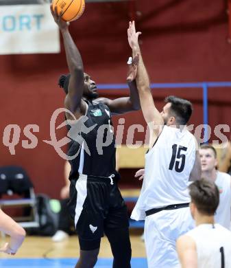 Basketball 2. Liga 2025/2026. Grunddurchgang 6. Runde.  KOS Celovec gegen Raiders Tirol.   Marin Sliskovic (KOS),  Mansata Cisse (Tirol). Klagenfurt, am 8.11.2025.
Foto: Kuess
---
pressefotos, pressefotografie, kuess, qs, qspictures, sport, bild, bilder, bilddatenbank
