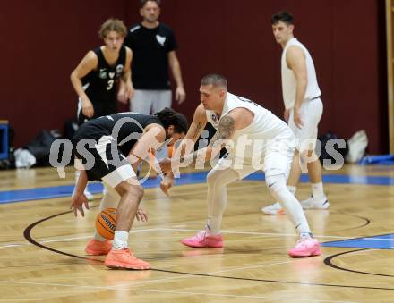 Basketball 2. Liga 2025/2026. Grunddurchgang 6. Runde.  KOS Celovec gegen Raiders Tirol.   Nikolas Susa (KOS),  Dennis Kaltenbrunner (Tirol). Klagenfurt, am 8.11.2025.
Foto: Kuess
---
pressefotos, pressefotografie, kuess, qs, qspictures, sport, bild, bilder, bilddatenbank
