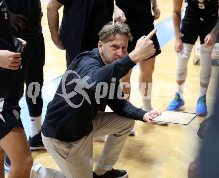 Basketball 2. Liga 2025/2026. Grunddurchgang 6. Runde.  KOS Celovec gegen Raiders Tirol.   Trainer Amir Medinov  (Tirol). Klagenfurt, am 8.11.2025.
Foto: Kuess
---
pressefotos, pressefotografie, kuess, qs, qspictures, sport, bild, bilder, bilddatenbank
