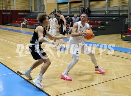 Basketball 2. Liga 2025/2026. Grunddurchgang 6. Runde.  KOS Celovec gegen Raiders Tirol.   Nikolas Susa (KOS),  Felix Erath (Tirol). Klagenfurt, am 8.11.2025.
Foto: Kuess
---
pressefotos, pressefotografie, kuess, qs, qspictures, sport, bild, bilder, bilddatenbank