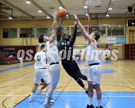 Basketball 2. Liga 2025/2026. Grunddurchgang 6. Runde.  KOS Celovec gegen Raiders Tirol.   Simon Siencnik, Samuel Seher (KOS),  Dennis Acheampong (Tirol). Klagenfurt, am 8.11.2025.
Foto: Kuess
---
pressefotos, pressefotografie, kuess, qs, qspictures, sport, bild, bilder, bilddatenbank
