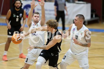 Basketball 2. Liga 2025/2026. Grunddurchgang 6. Runde.  KOS Celovec gegen Raiders Tirol.   Jernej Andolsek Heine , Nikolas Susa (KOS),  Berk Mehmed (Tirol). Klagenfurt, am 8.11.2025.
Foto: Kuess
---
pressefotos, pressefotografie, kuess, qs, qspictures, sport, bild, bilder, bilddatenbank